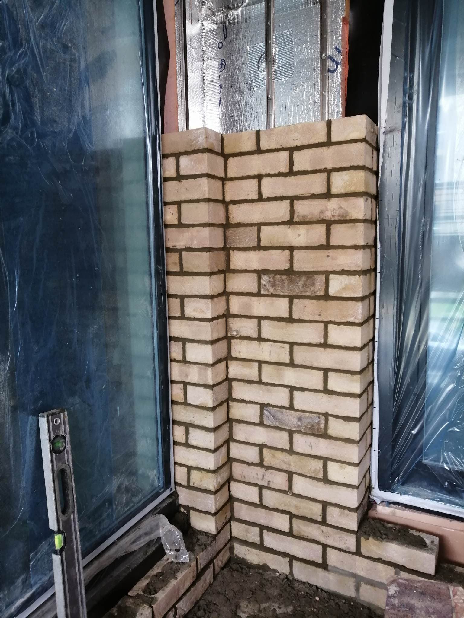 Kreminė klinkerio plytų kolona