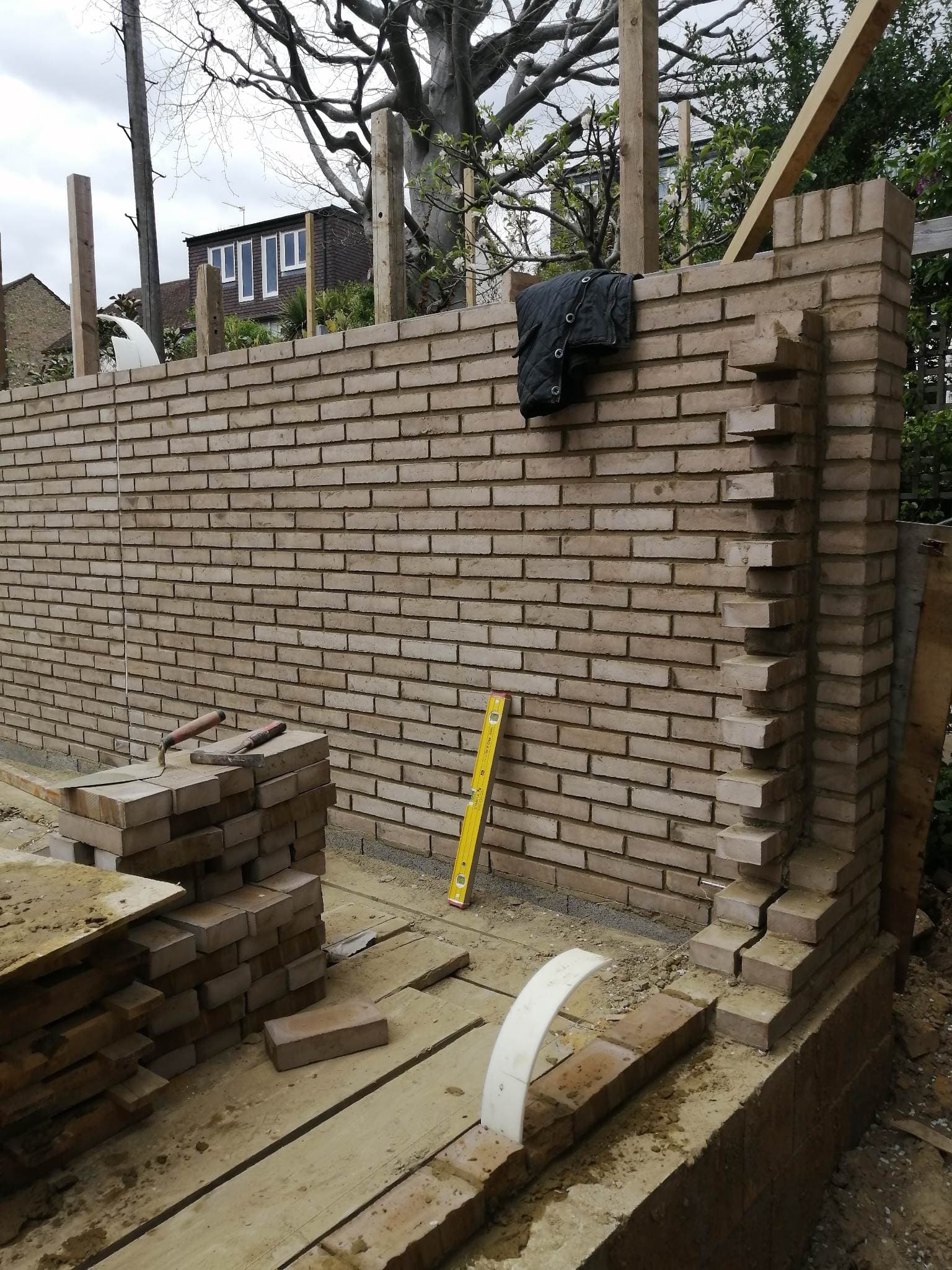 Plytų tvoros mūrijimas – statybos procesas