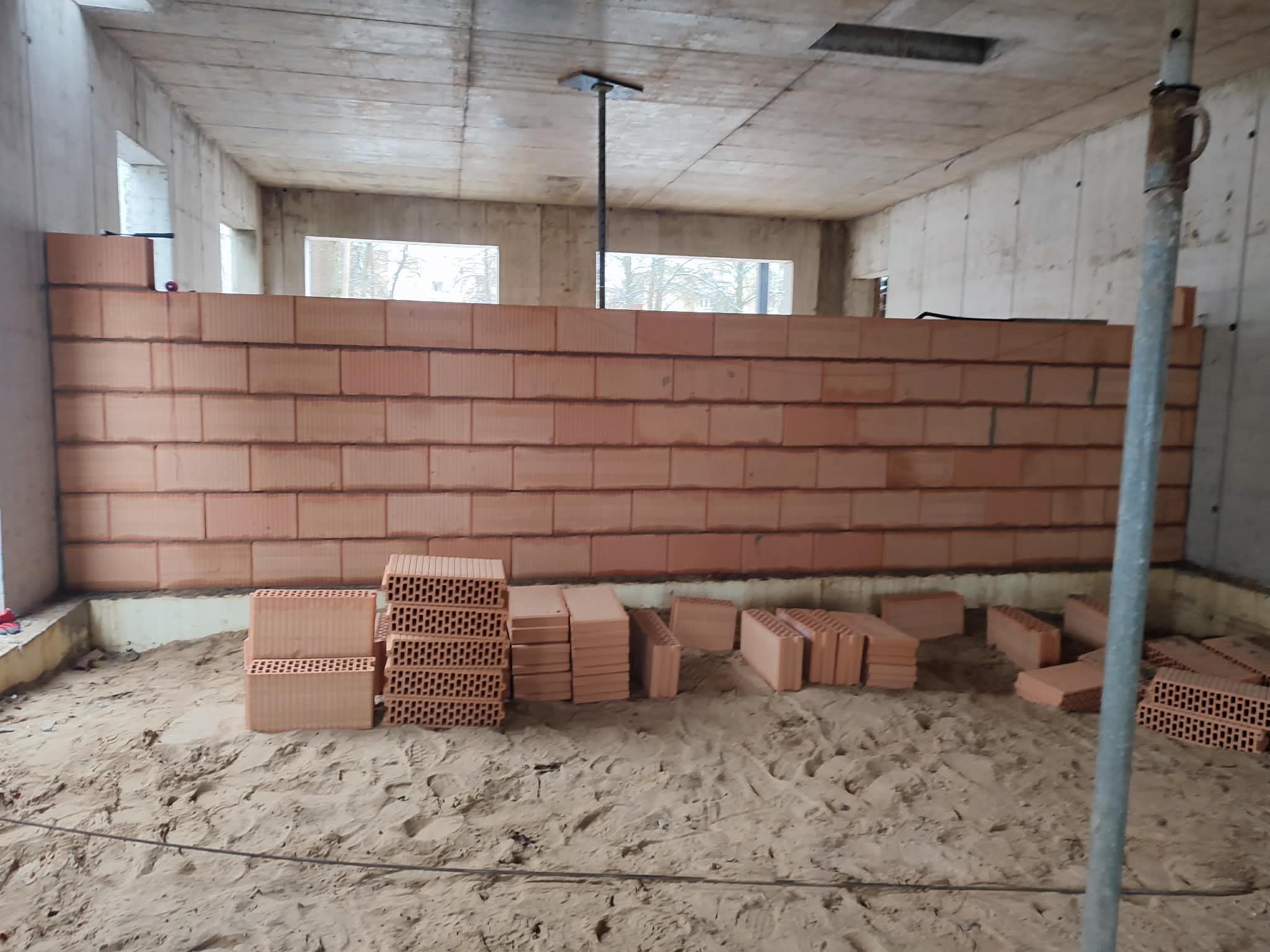 Keramikinių blokelių siena statybos metu