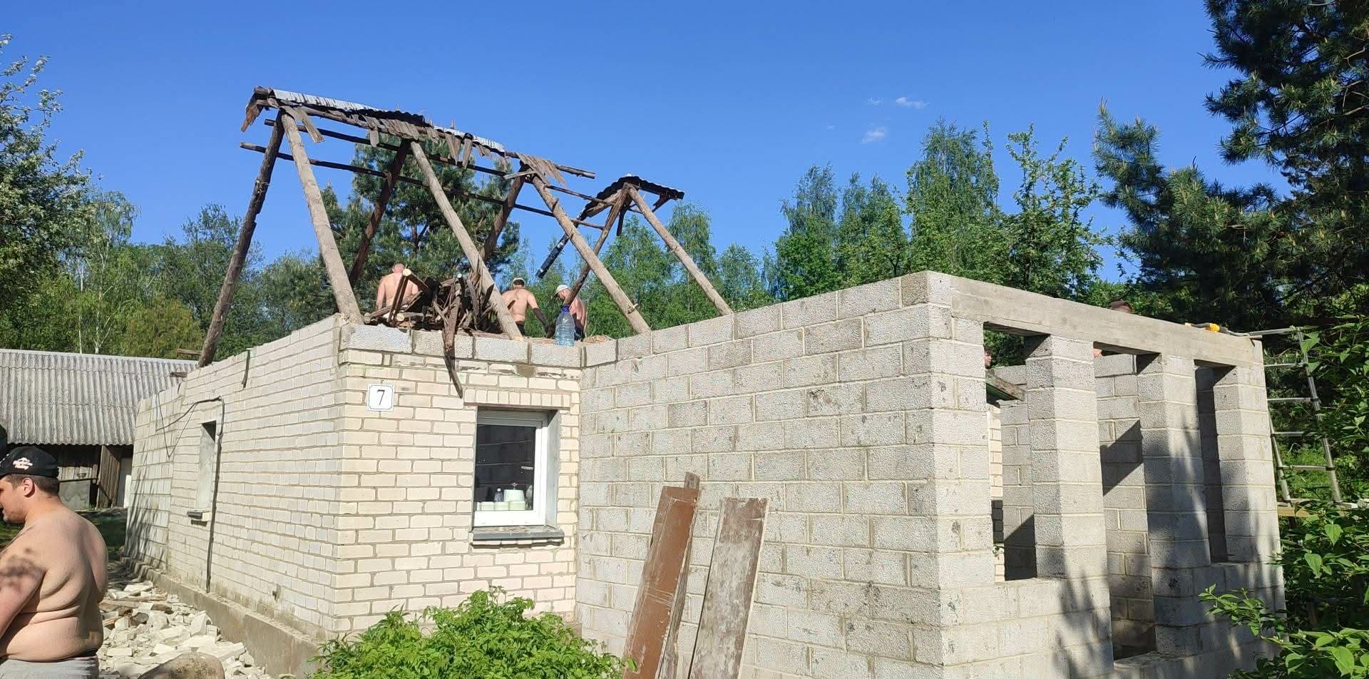 Betoninių blokelių namas su stogos konstrukcija