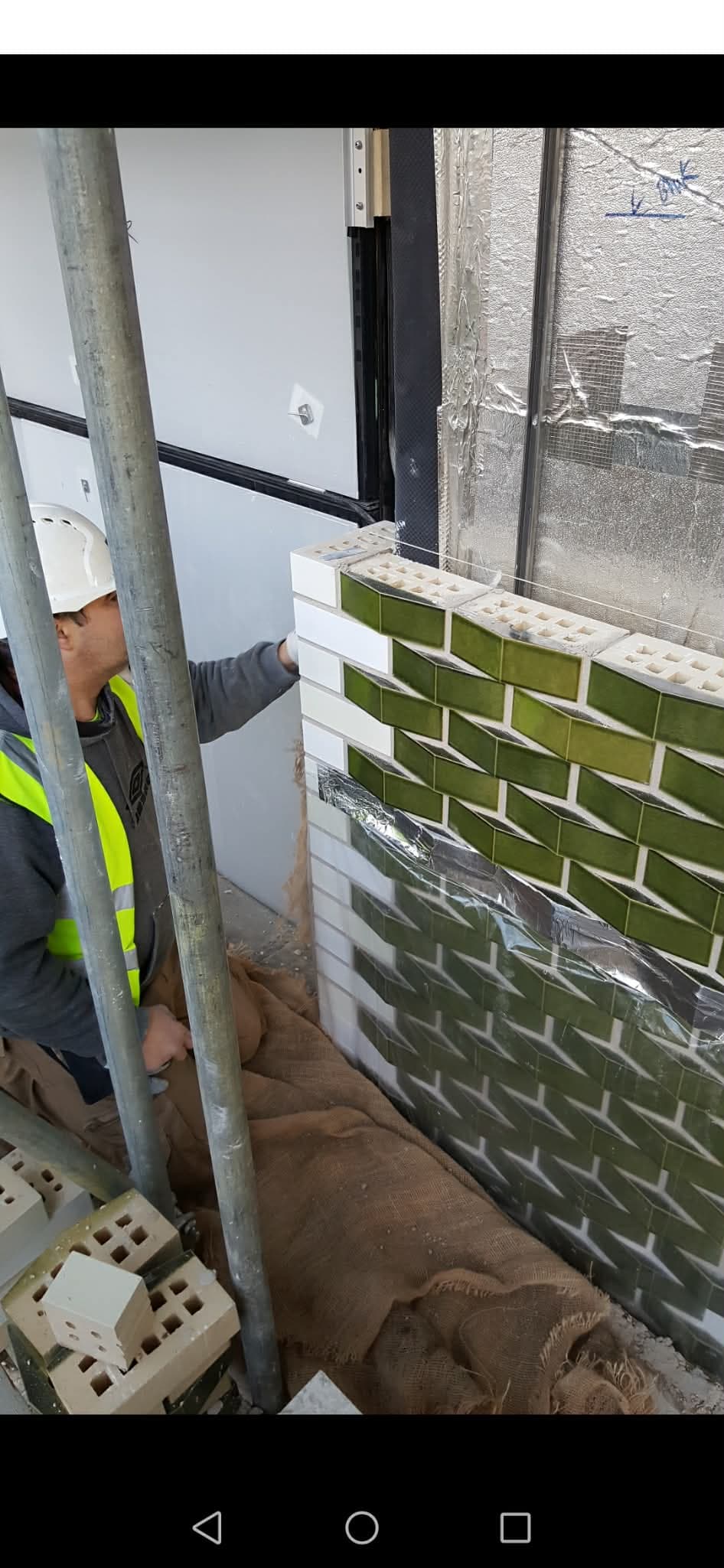Žalios spalvos glazūruotos klinkerio plytos fasade