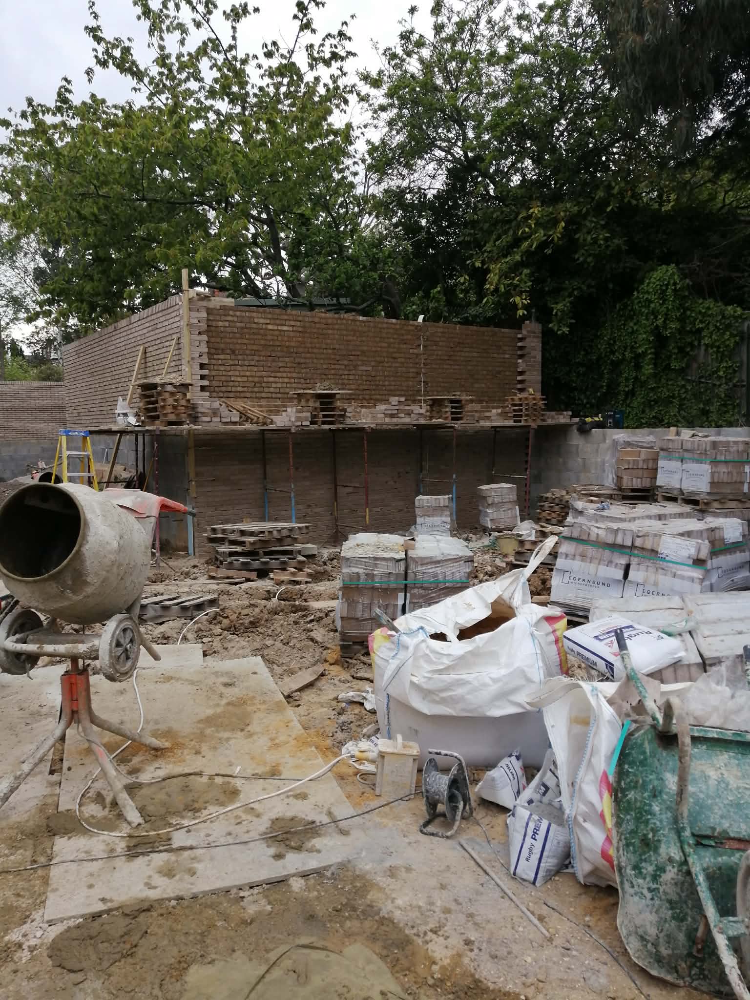 Didelė raudonų plytų statinio siena statybos metu